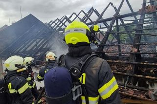 Z hořícího domu ve Zlobicích včas utekli dva dospělí, tři děti i pes - Novinky