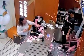 Rozzuřená zákaznice v Číně házela po obsluze fast foodu plastová brčka. Konflikt zachytila kamera - Novinky