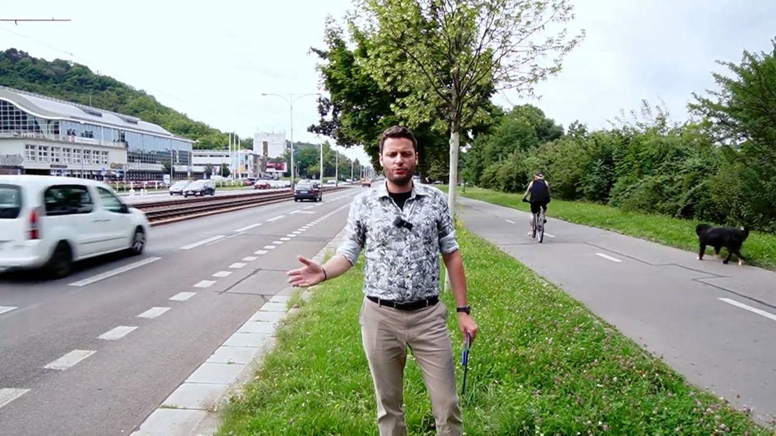 Šéf pražského hnutí ANO Ondřej Prokop si ve videu plete cyklopruhy s parkovacím stáním | Aktuálně.cz