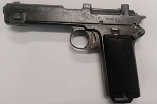 Vzácný samopal i rumunská rarita. Lidé na Zlínsku nosí na policii historické poklady - Novinky