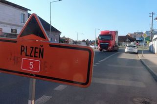 Kamiony jsou zpět. Oprava estakády v Třemošné však zatím krušné časy před obchvatem nepřipomíná - Novinky
