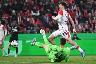 Šlágru mezi Slavií a Plzní dominovali gólmani. Domácí dohrávali o deseti - Sport.cz
