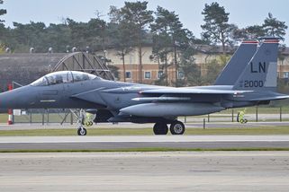 Češi kvůli úsporám jezdí na dálnici 110 km/h, ale Amerika za 1,5 měsíce vyplýtvala více, než ušetříme za roky. Hodina letu F-15E spolkne 68 000 litrů paliva