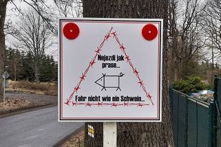 „Nejezdi jako prase!“ Drsní horalé krotí motorkáře a řidiče originálním způsobem