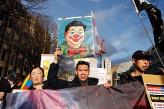 Tlumočníci, ochranka i manželky. Peking má nové způsoby šíření vlivu - Seznam Zprávy