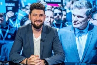 Politik Motoristů Gregor čelil v tramvaji podivnému výpadu. Tajně natočené video se šíří internetem