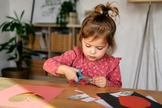 Tříletá holčička si užívala „kreativní chvilku“ a...