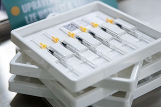 Na vakcínu se čeká týdny. Přesto část končí v koši - Seznam Zprávy