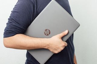 Většina Čechů si na práci z domova kupuje špatný notebook