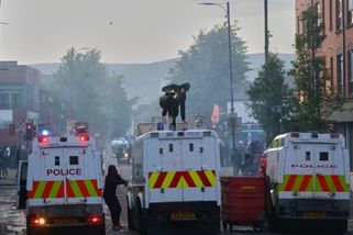Policie zatkla Súdánce po útoku v Belfastu, ve městě vypukly násilné protesty | ČeskéNoviny.cz