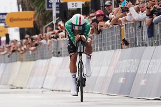 Časovku v desáté etapě Gira vyhrál domácí cyklista. Portugalec drží průběžné vedení - Sport.cz