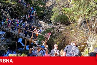 Místo procházky tlačenice a kolony výletníků. Jeseníky zahltili turisté