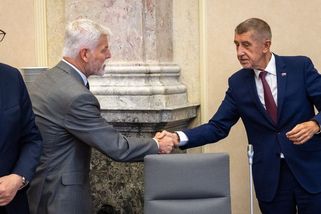 Babiš zjevně nemá ponětí, jak naši ústavní válku Roseových zastavit - Médium.cz