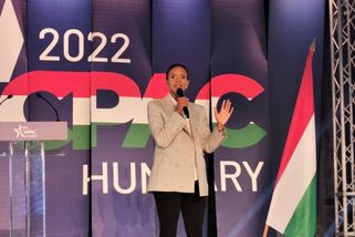 Hloupá, nebo navedená? Američanka hlásá, že Macron...