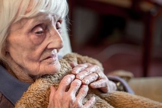 Hlad, krev a myši. V Česku jede byznys s nelegálními domy pro seniory - Seznam Zprávy