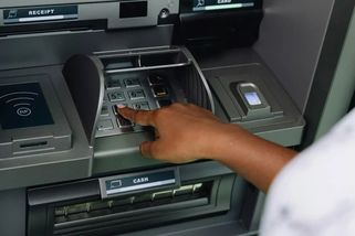Věděli jste, proč má PIN kód u bankomatů pouze 4 číslice? Důvod je skutečně kuriózní