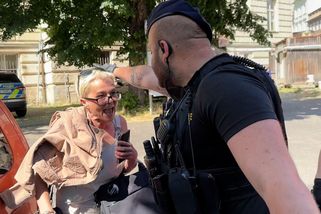 Po vybití na soudu se skupina vydala na putování Prahou, v nemocnici dělali kravál u zraněného dveřmi - Novinky