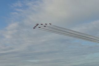 Britské Červené šípy to vzali na Dny NATO v Ostravě přes Prahu - Novinky