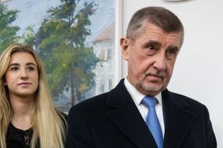 Babiš přiznal zdravotní problém. Na kurtu ho doprovodila dcera Vivien, která viditelně zformovala postavu