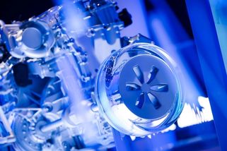 Číňané naučili spalovací motor myslet. AI řídí každý zdvih pístu a spotřeba klesla na 2,2 l/100 km