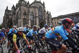 Skandál na mistrovství světa v cyklistice. Protestující aktivisté zatarasili silnici a závod musel být zastaven - Sport.cz