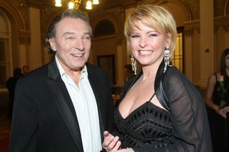 Iveta Bartošová: se sestrou se nesnášely, bratra měl otec za méněcenného - Médium.cz