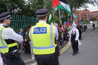 Propalestinská čtveřice jde za řádění ve zbrojovce v Británii do vězení. Soud činy spojil s terorismem - Novinky
