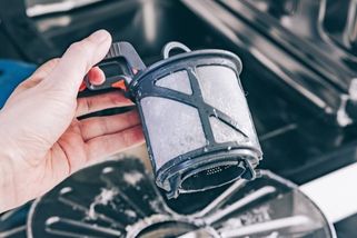 Jak čistit pračku, myčku a lednici: Mýty o octu a správná údržba spotřebičů