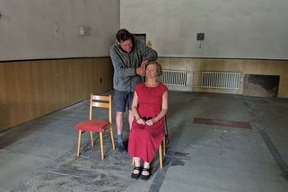 Z ulice až k divadlu. Bezdomovci v Plzni zkoušejí představení - Novinky