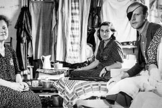 Tajné fotografie z Terezína, o kterých 60 let nikdo nevěděl. Našla je až snacha známého novináře v jeho pozůstalosti