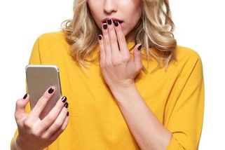 Lze někdy omluvit čtení textových zpráv partnera? - Novinky