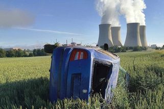 Mladík s fabií vyletěl u jaderné elektrárny Temelín ze silnice a po kotrmelcích skončil v poli - Novinky