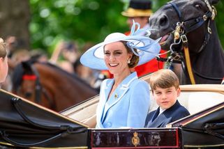 Nebesky modrý kostýmek princezny Kate má hlubší význam: Poctu ním vzdala tchyni i královně