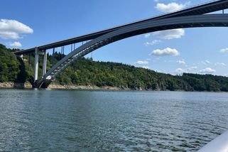 Potápěči našli v Orlické přehradě tělo muže, který skočil ze Žďákovského mostu - Novinky