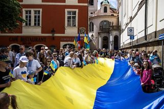 Ukrajinská vlajka na Národním muzeu je vzhledem k historii zcela v pořádku - Médium.cz