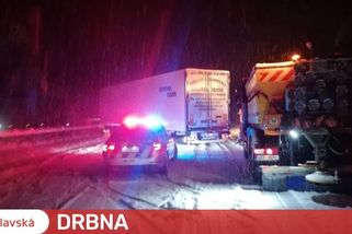 Kolaps na D1. Tisíce aut stojí již několik hodin v kolonách, sypači jimi nemohou projet a vozovku ošetřit