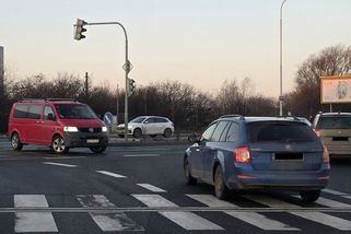 Kontrola padesátky na Průmyslové jako „zlatý důl“ pro policii. Hazard o pár metrů dál laxně přehlíží