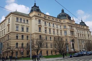 Měsíčním miminkem mrštila o zem. Soud matku poslal na čtyři roky do vězení - Novinky