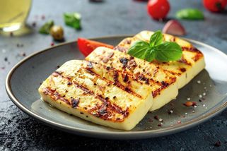 Sýr halloumi chutná skvěle, ale vrže mezi zuby. Dobrá zpráva: vyřeší to horká voda
