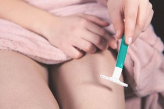 Chlupatá éra je zpět: Hladké tělo bylo ideálem už ve starověku, teď se vrací pěstěná přirozenost