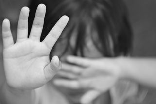 Policie loni vykázala z domova rekordní počet násilníků - Novinky