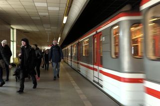 Dvě stanice metra B uzavřeny. Hasiči zasahují u požáru pod tubusem metra - Novinky