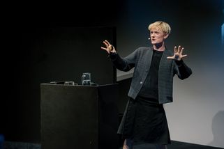 Tančící dům není moc dobrý, říká publicista*ka Phineas Harper. Píše o architektuře pro The Guardian a nebojí se být kritický*á | EARCH.cz