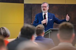 Petr Fiala vyrazil do Hradce Králové a děkoval za to, kolik přišlo lidí. Máte masivní podporu, vysmáli se mu - Super.cz