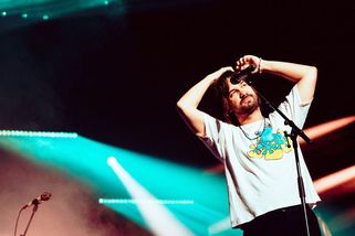 Recenze: Australan Tame Impala změnil O2 arenu na zakouřený pokojík - Seznam Zprávy
