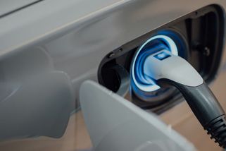 Elektromobily jsou levnější na provoz než spalovací auta. Rozdíl dál roste