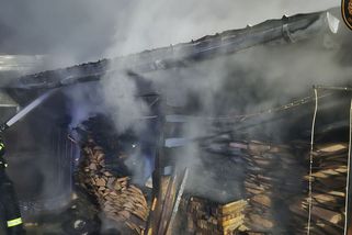 Hasiči vyjeli k požáru vyhřívané psí boudy na Kroměřížsku. Plameny se rozšířily na půdu k sousedům - Novinky