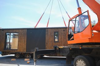 Úřady řeší boom mobilních domů bez povolení: Pokuta je až 4 miliony. Nahlašují naštvaní sousedé