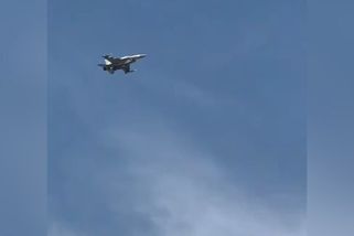 Drama nad pláží v Dubaji. Záběry zachytily stíhačku F-16E sestřelující íránský dron - Novinky