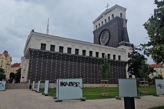 Proměna náměstí Jiřího z Poděbrad za více než půl miliardy finišuje, otvírá už ve středu - Novinky